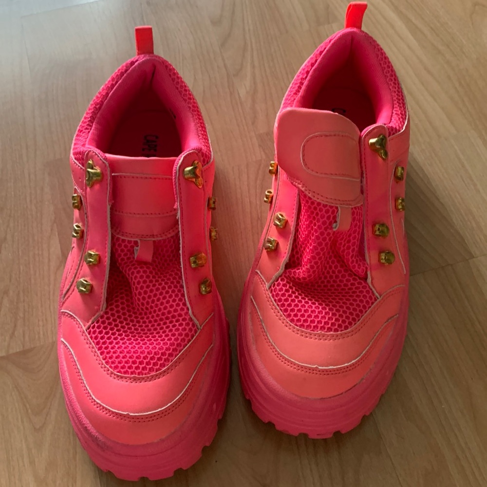 ❤️Cape Robbin❤️ pink sneakers. No laces!